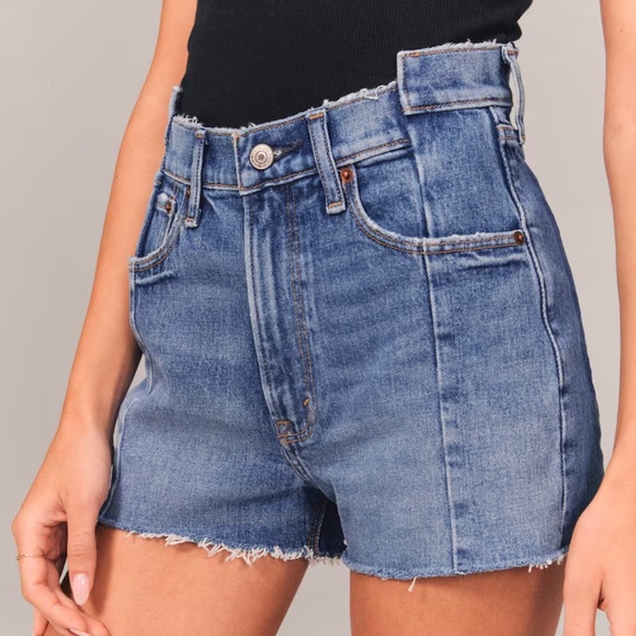 PLUS SIZE Abercrombie & Fitch Plus Size High Rise Mom Short (37) - Picture 2 of 3